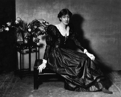 Virginia Woolf poses for <em>Vogue</em> magazine, 1924.